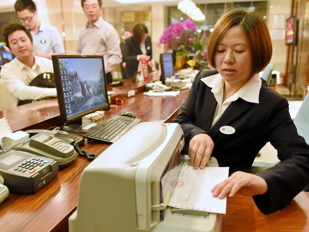 Öйú·þÎñÒµÖ°¹¤ ÎåÄêÔö½üÈý³É