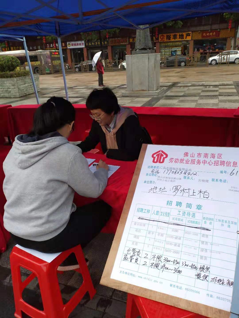 1552612035850629.jpg 招聘现场3.jpg