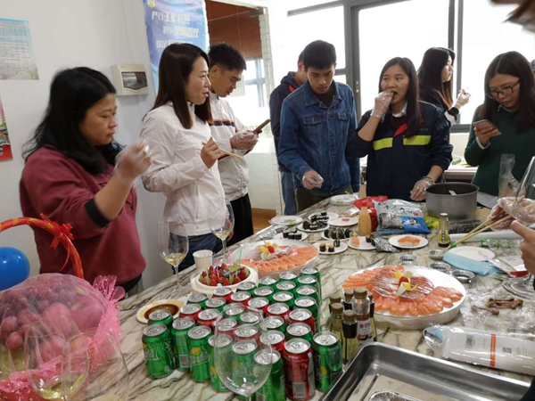 Ô±¹¤ÉúÈÕ»áµçÉִ̲¢ Ô±¹¤ÉúÈÕ»áµçÉִ̲¢