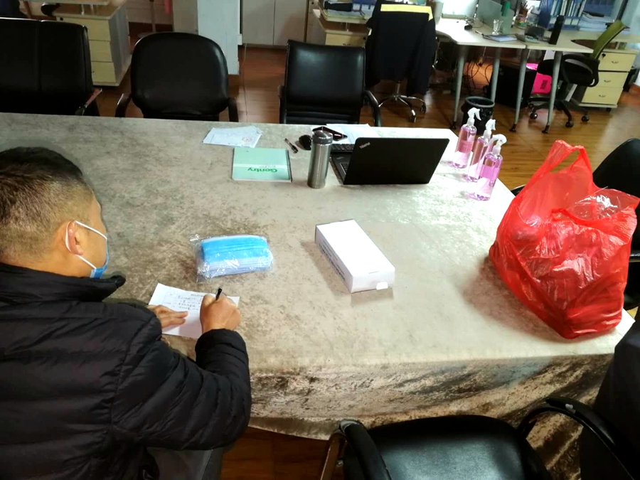 仓储部后勤职员为客栈设置防疫物资 仓储部后勤职员为客栈设置防疫物资